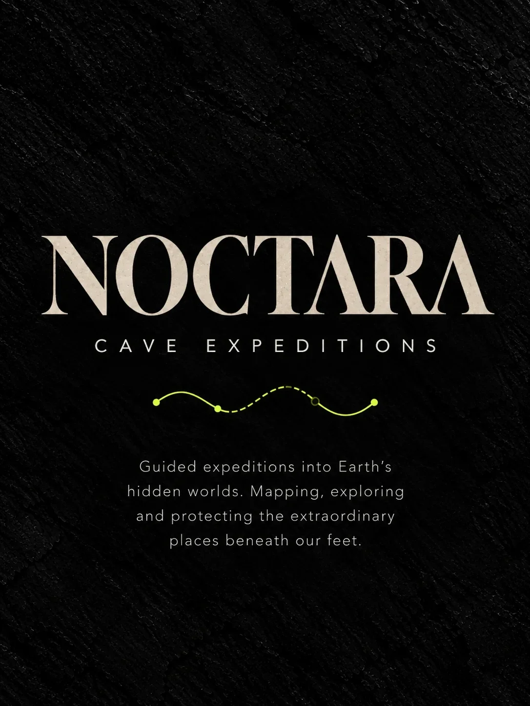 شعار Noctara وخطوطه على خلفية صخرية داكنة